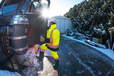 travailleur portant un harnais de sécurité